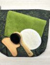 Kulturtaschen-Set grün mit Handtuch, Luffa, Gua Sha und Gesichtsbürste