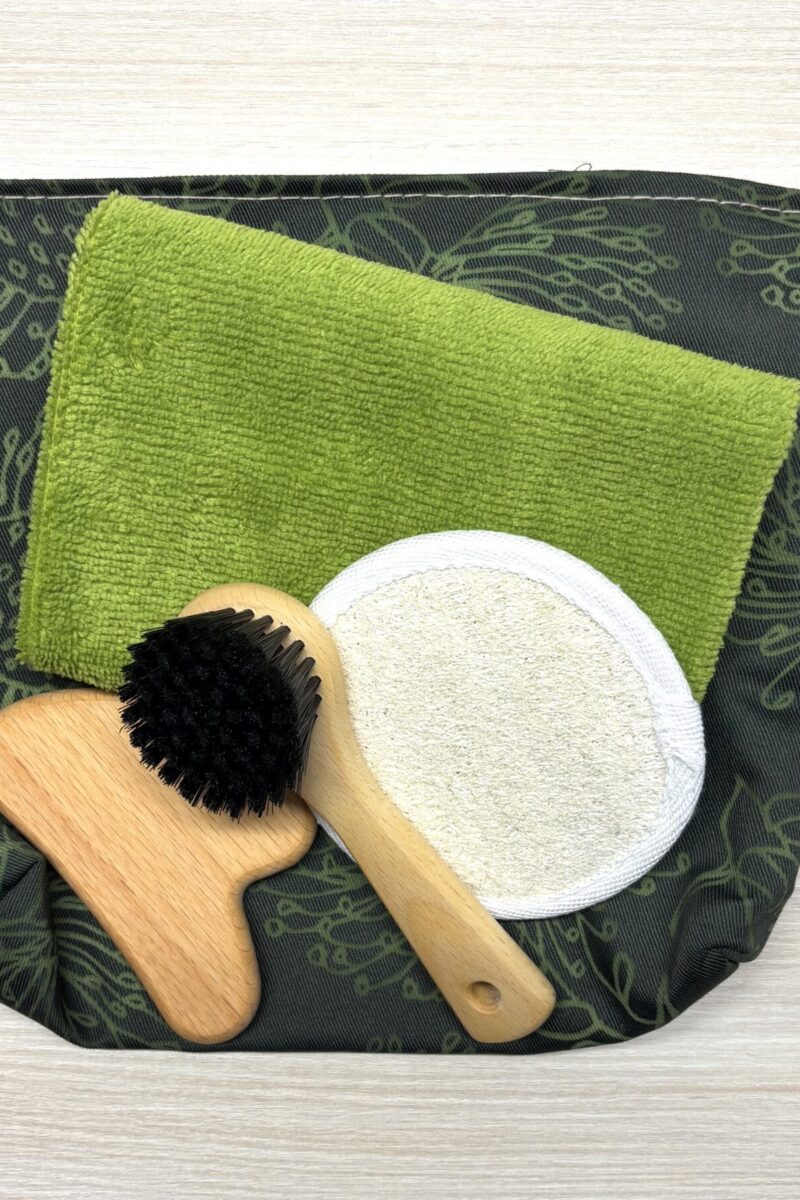 Kulturtaschen-Set grün mit Handtuch, Luffa, Gua Sha und Gesichtsbürste