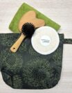 Kulturtaschen-Set grün mit Handtuch, Luffa, Gua Sha und Gesichtsbürste
