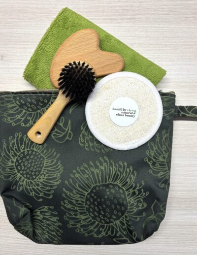 Kulturtaschen-Set grün mit Handtuch, Luffa, Gua Sha und Gesichtsbürste