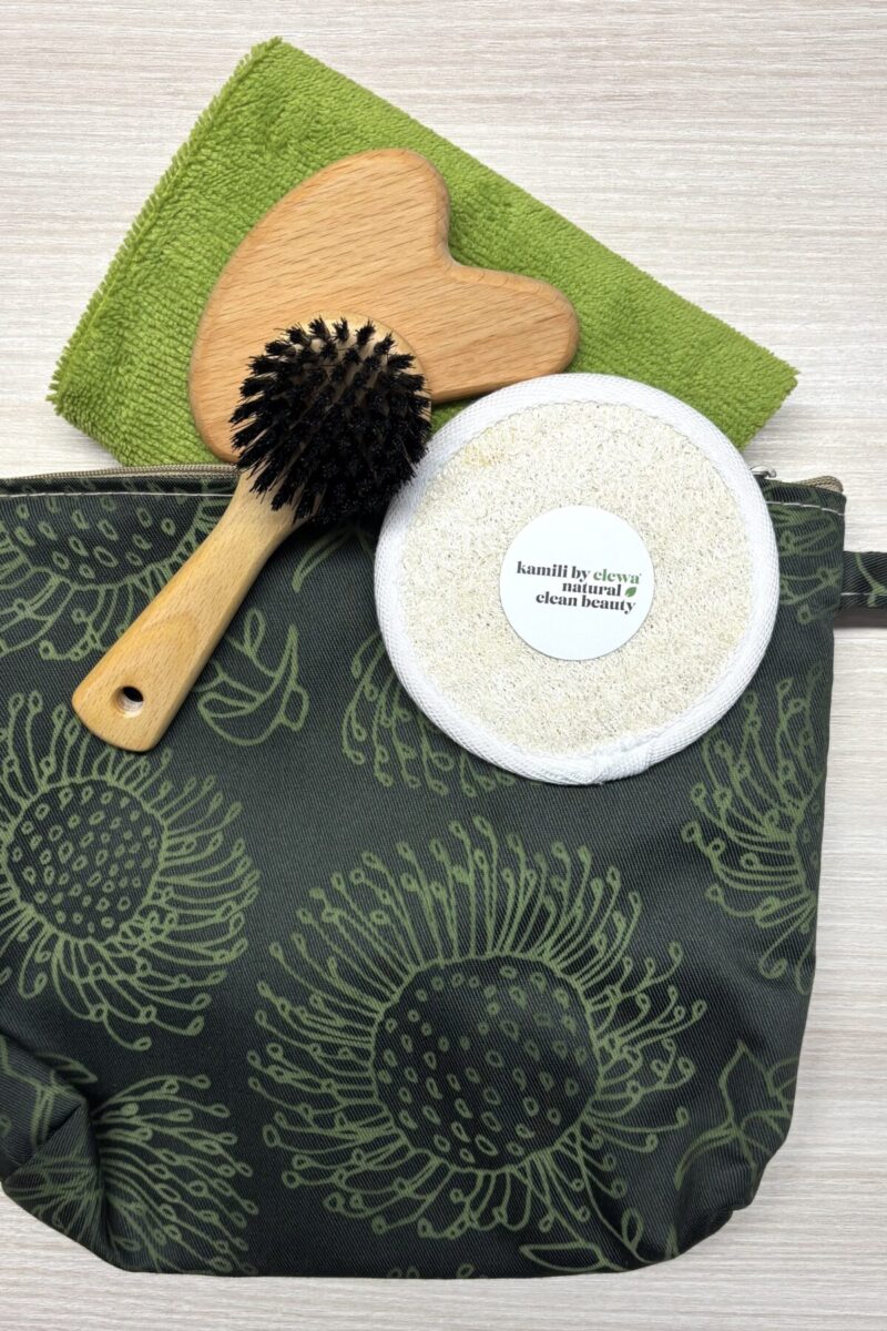 Kulturtaschen-Set grün mit Handtuch, Luffa, Gua Sha und Gesichtsbürste