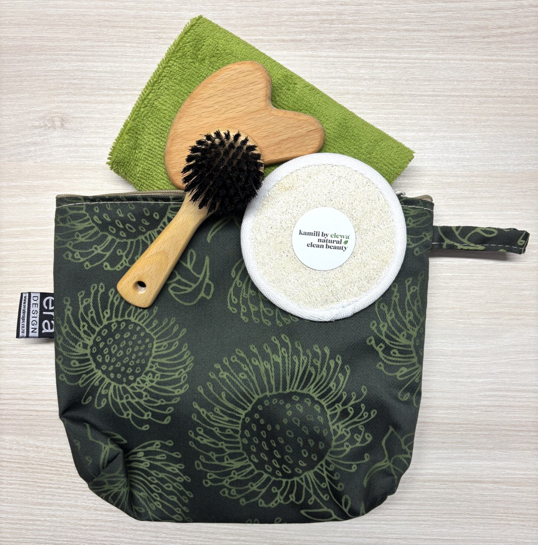 Kulturtaschen-Set grün mit Handtuch, Luffa, Gua Sha und Gesichtsbürste