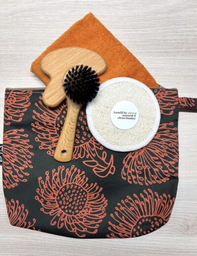 Kulturtaschen-Set rot mit Handtuch, Luffa, Gua Sha und Gesichtsbürste