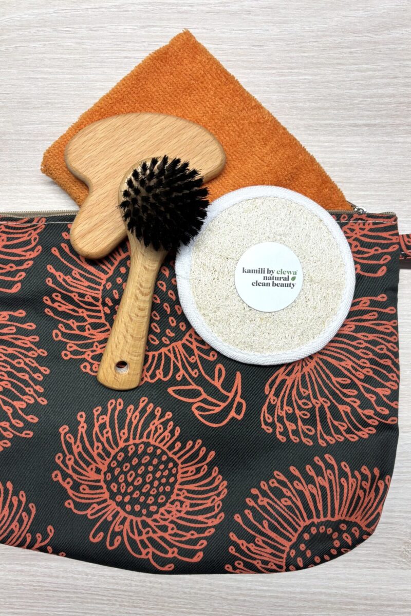 Kulturtaschen-Set rot mit Handtuch, Luffa, Gua Sha und Gesichtsbürste
