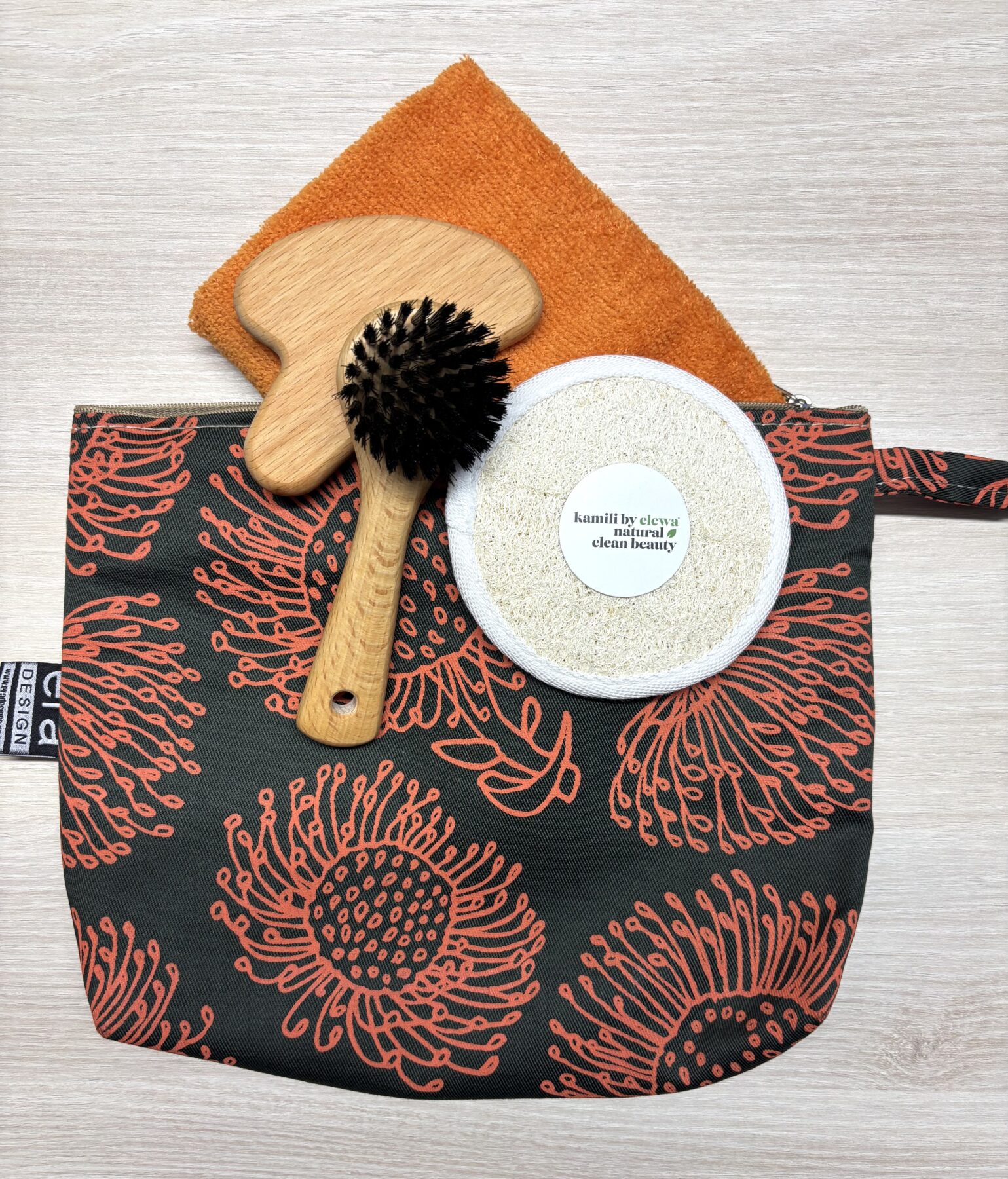 Kulturtaschen-Set rot mit Handtuch, Luffa, Gua Sha und Gesichtsbürste
